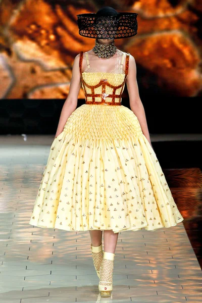 Look 25